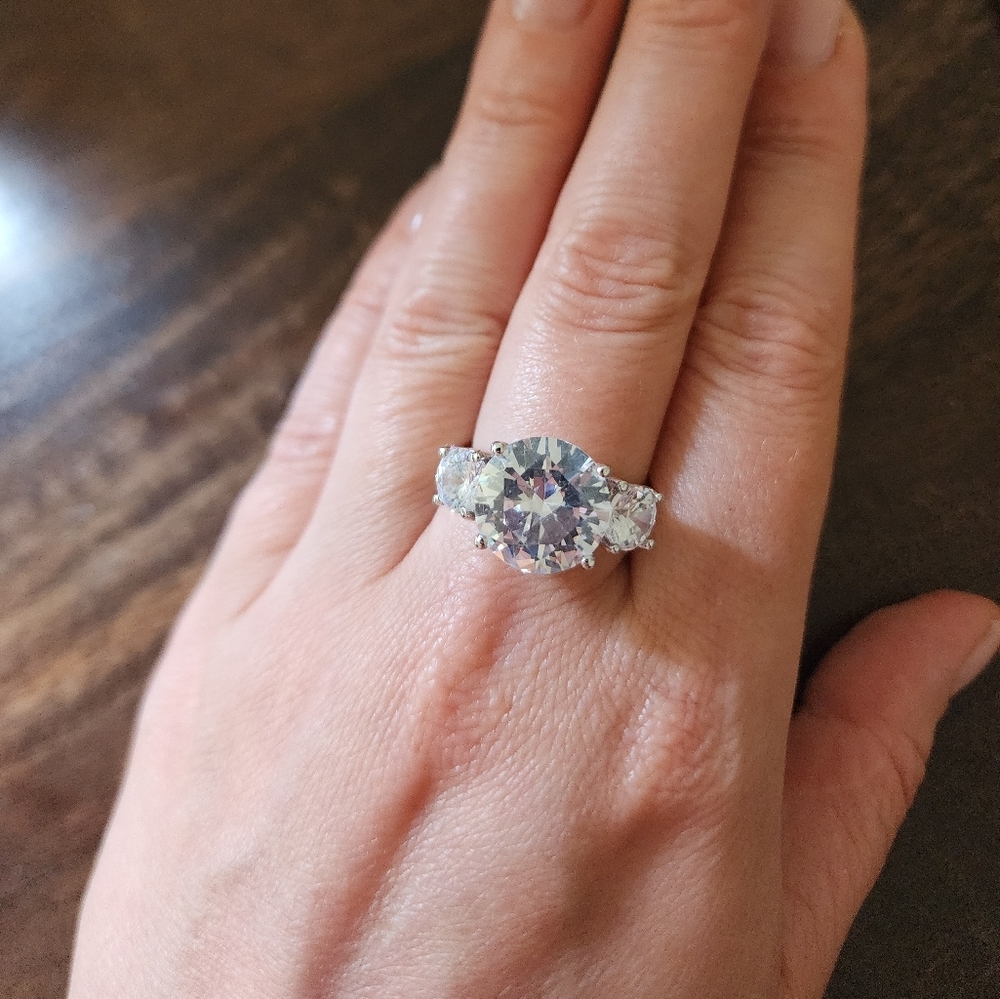 New! 3 Stone Sterling Silver 3 Stone Ring Size 9  Approx 7 Ct Center Stone